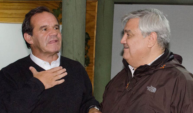 Andrés Allamand, conversa animadamente con Germán López.