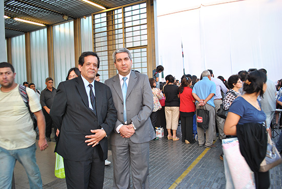 El Director del Colegio General San Martín, Sergio Benvenutto, junto al Gerente de la Corporación de Educación de Maipú (CODEDUC), Jonathan Fernández.
