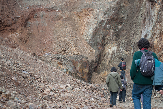 Faena minera en Quebrada de La Plata, sector de Rinconada de Maipú.