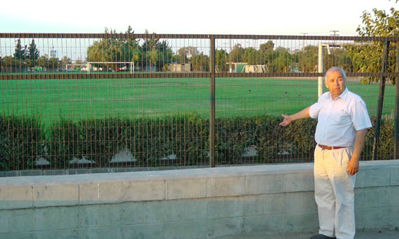 Manuel Silva mostrando una de las canchas del complejo Deportivo Tres Poniente. Foto: laBatalla.
