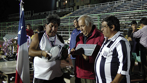 Manuel Silva recibe un galvano de parte de dirigentes argentinos de Talleres de Córdoba.
