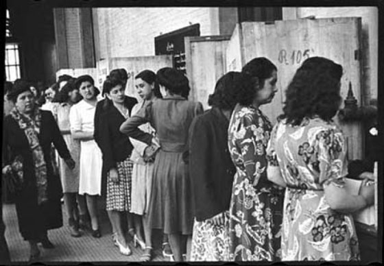Mujeres en las urnas para las elecciones de 1935. Colección Archivo Fotográfico. Museo Histórico Nacional