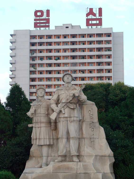 Escultura en Pyongyang, la capital de Corea del Norte | (CC) Nicor 