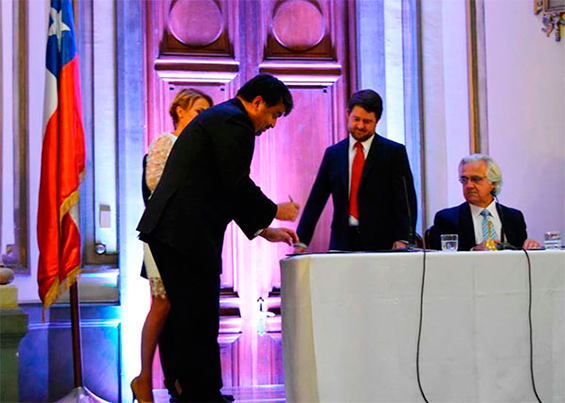 Freddy Campusano en la ceremonia efectuada en la Intendencia de Santiago.