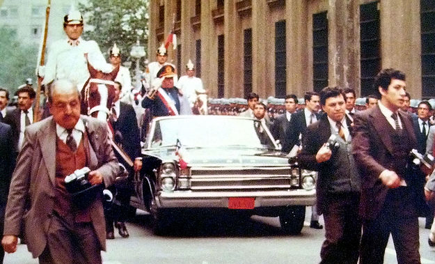 Augusto Pinochet - Desfile del octavo aniversario del golpe de Estado, junto a La Moneda, Santiago de Chile | (CC) Ben2