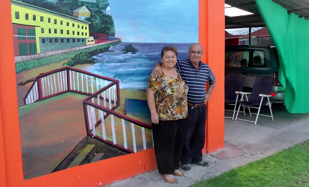 María Díaz y su esposa, en el frontis de su casa.