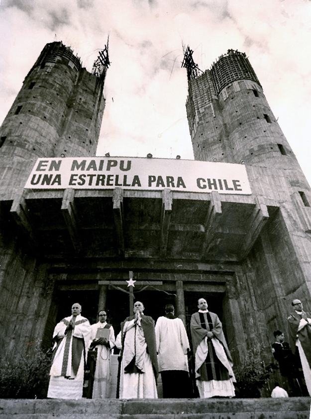 Monseñor Raúl Silva Henríquez y el templo en construcción | Imagen cortesía de www.iglesia.cl