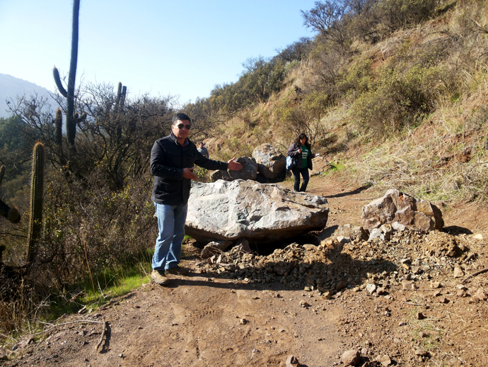 El administrador de la hacienda "La Rinconada", propiedad de la U. de Chile, junto a las rocas.