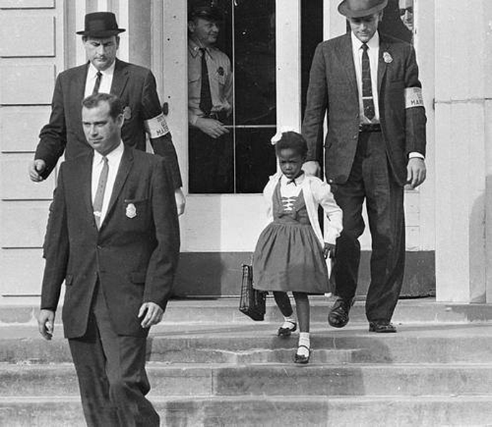 Ruby Bridges custodiada por la policía a la salida de la escuela.