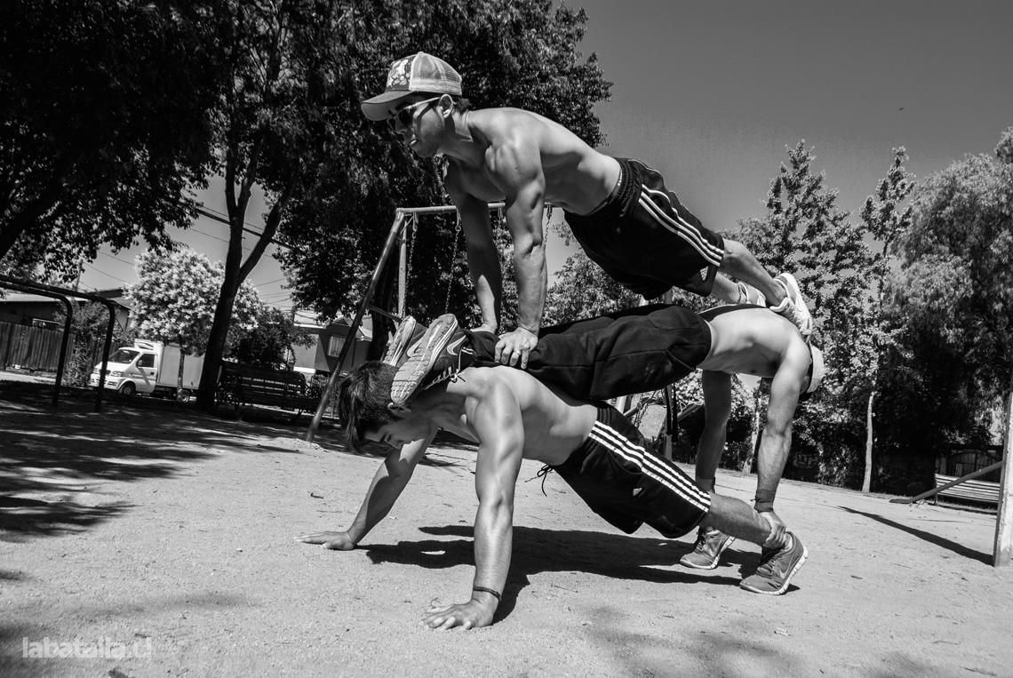 La esencia de “Street WorkOut” es hacer gimnasia pero en la calle, con lo que encuentres, árboles, postes, semáforos, etc. 