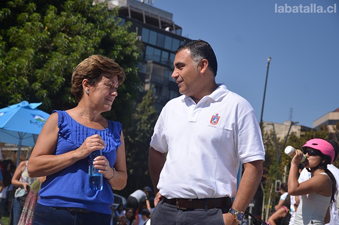 La alcaldesa de Providencia, Josefa Errázuriz, junto al alcalde de Maipú, Christian Vittori.