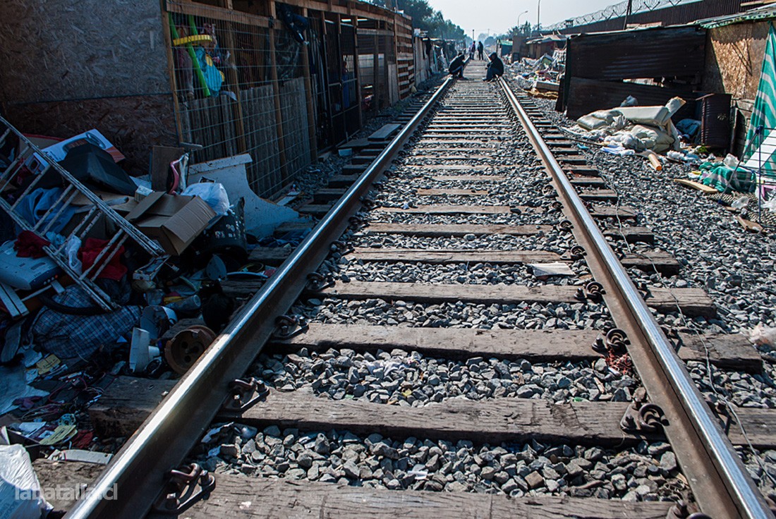 Se aprecian 2 campamentos vecinos, localizados entre la pasarela actual de la futura Estación Pajaritos y el cruce de 5 de abril.