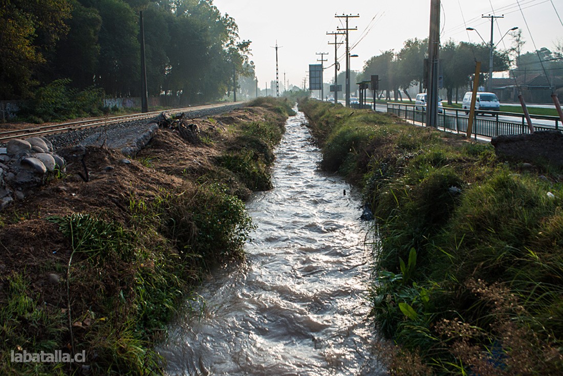 Uno de los canales que bordea la línea férrea llegando al cruce “El Bosque”.