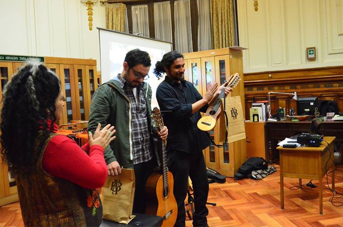 Carlos Rodríguez (de negro), durante su charla “El charango y su espíritu creativo en Chile”, el pasado 18 de junio en la sala del Archivo Musical de la Biblioteca Nacional.