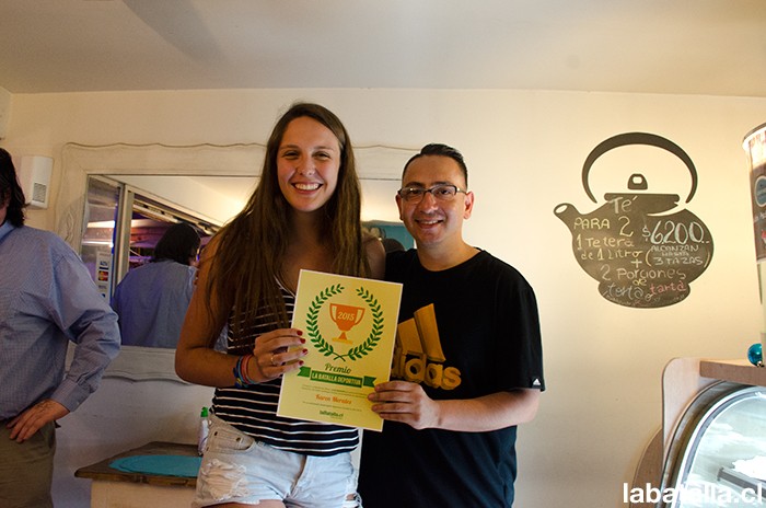 La seleccionada chilena de vóleibol, Karen Morales, junto con el esritor y cronista deportivo José Antonio Lizana.