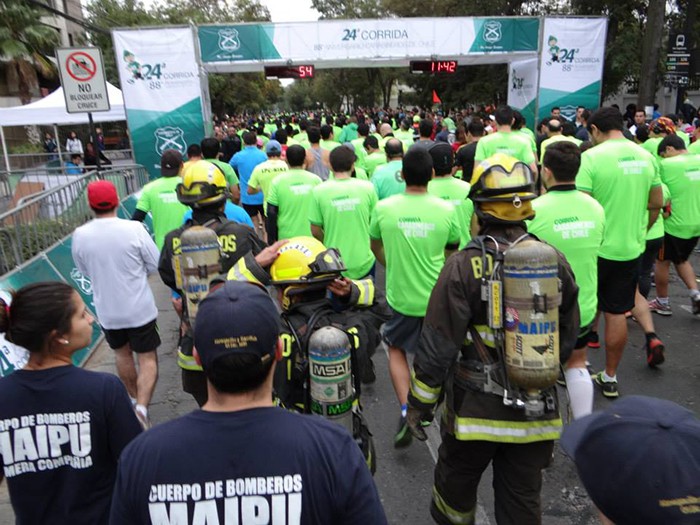 Bomberos runners de la Primera Compañia de Bomberos de Maipu, durante la Corrida Carabineros de Chile.