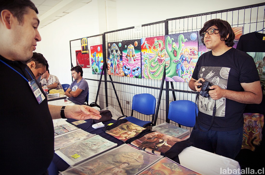 Jim Basai, uno de los invitados para los stands de ilustración mostrando su arte. Tiene cuadros, posters y poleras, todos con diseños creados por él. Para mas información puede encontrarlo en Facebook como: Jim Basai Art