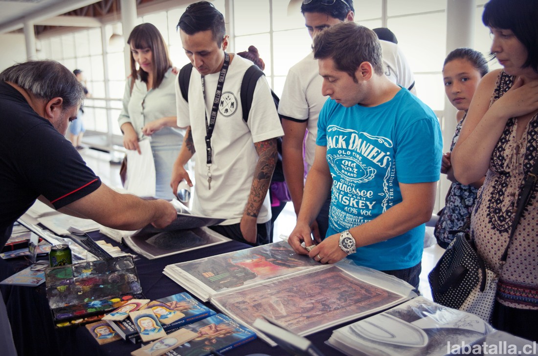 Gustavo Leiva también estuvo presente en esta jornada. Aparte de pósters con dibujos creados por él, pinta sobre madera a sus amigos extraterrestes. Si quiere contactarse con él, puede hacerlo a su mail: ovatsugam@gmail.com o a su teléfono celular: +56991584126