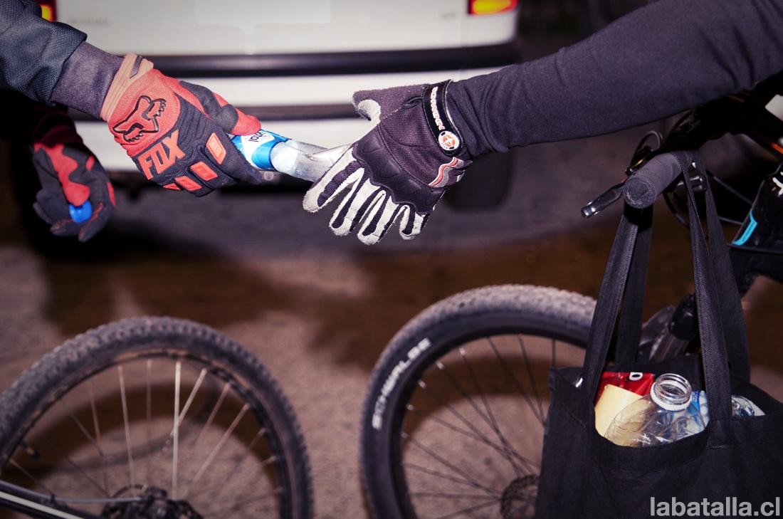 En el circuito de caminata se recolectó muchas botellas plásticas, perfectas  para  dejarlas en el  "Punto Verde".