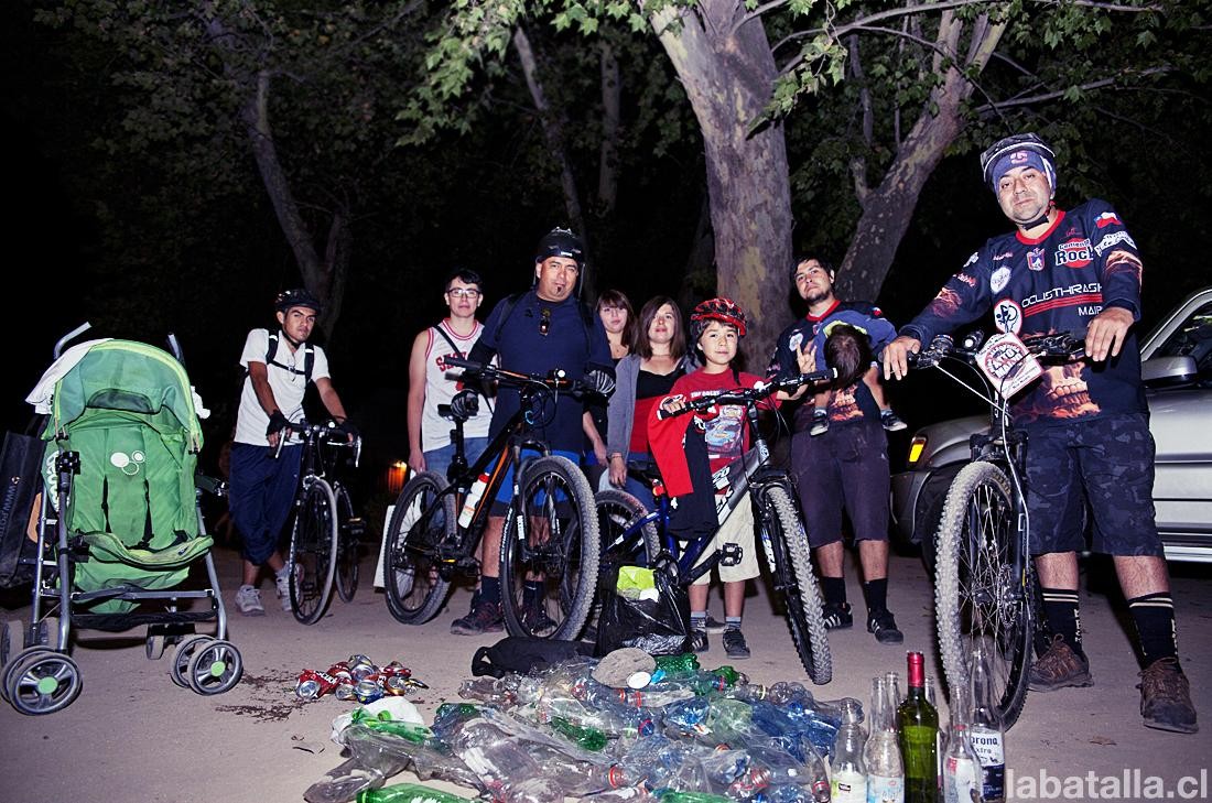 Todo el grupo de recolección con la basura juntada. En un par de cuadras se logró juntar más de 100 botellas plásticas.