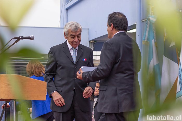 El embajador argentino José Octavio Bordón recibió un galvano recordatorio de manos del director del Colegio general San Martín.