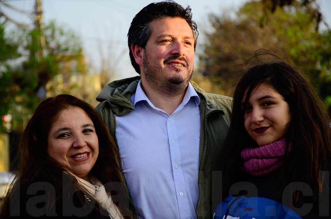 Víctor Flores, candidato del PRO al concejo municipal, llegó en familia.