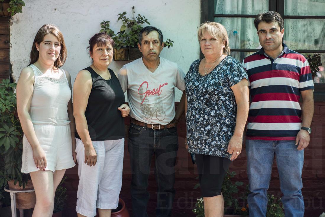 En la foto: María Francisca junto a su madre Ángela Garay, vecinas. La presidenta de la Junta de Vecinos Pérez Ossa, doña Gloria Núñez y los dirigentes Luis Martínez, vicepresidente y Claudio Reyes, secretario. “No el actor por si acaso”.