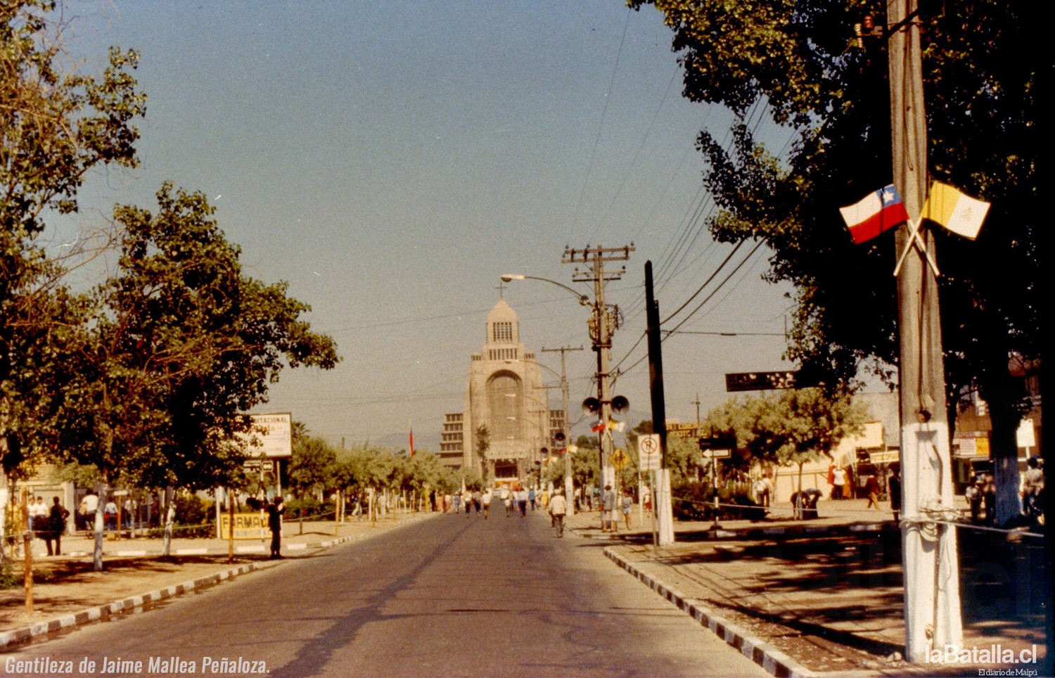 Fotografía de mediados de los setenta. Se puede ver naturalmente el templo, pero también que Monumento no continuaba hacia el sur, en aquel entonces. 