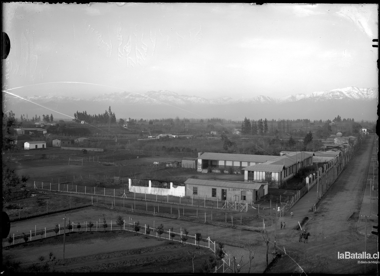 La avenida 5 de abril en 1930, captada desde la Capilla de la Victoria. Se distinguen las escuelas O'Higgins y San Martin, entonces pegadas, con acceso por la avenida. También se distinguen dos niños, un hombre en su jumento, una mujer y una joven. 