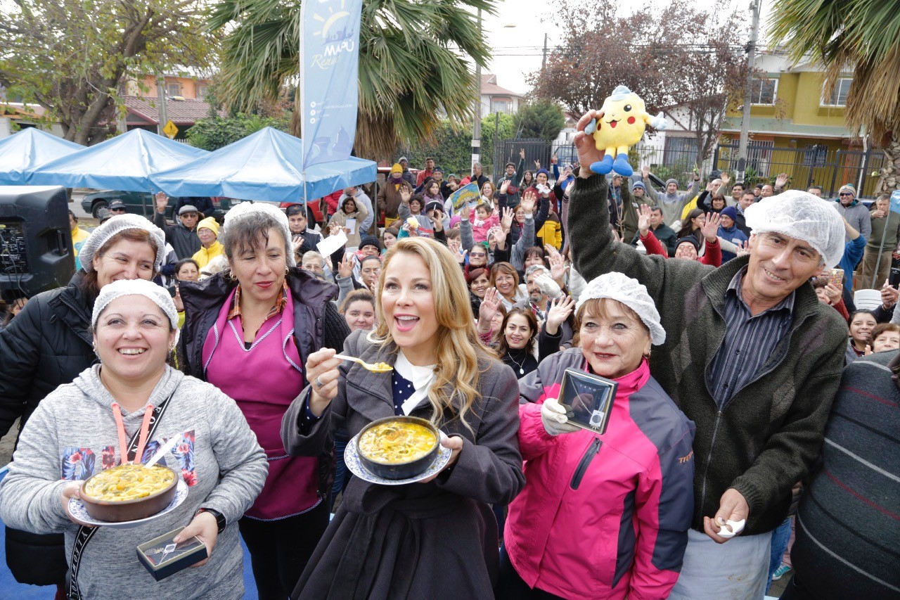 Alcaldesa Cathy Barriga participó en porotada organizada por comerciantes de feria El Descanso (publicación de la Municipalidad de Maipú).