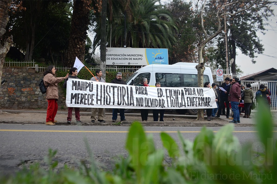 La Agrupación de Derechos Humanos, la Cut Zonal Oeste Cerrillos-Maipú y Nación cultural de Maipú llegaron hoy junto con los concejales Ramos y delgadillos a dejarle una carta a la alcaldesa; antes lo había hecho el Colegio de Profesores Maipú. 