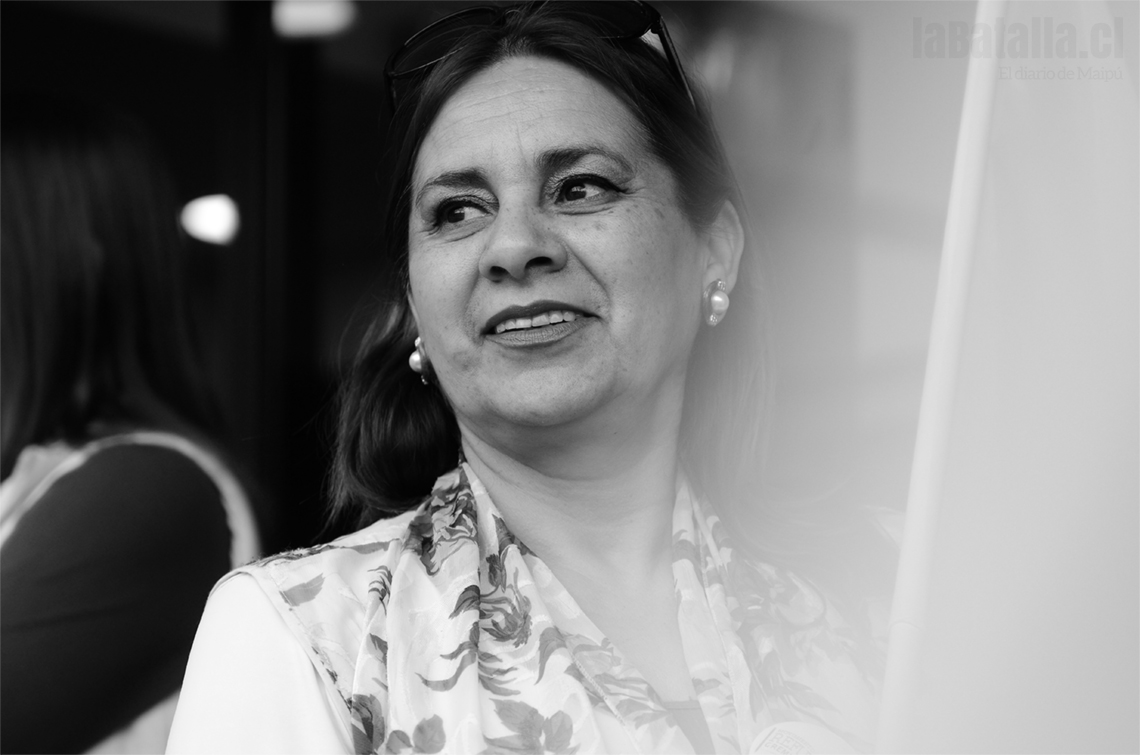 La profesora Verónica Hernández, actual secretaria del comunal Maipú, inscribió su candidatura al regional metropolitano.