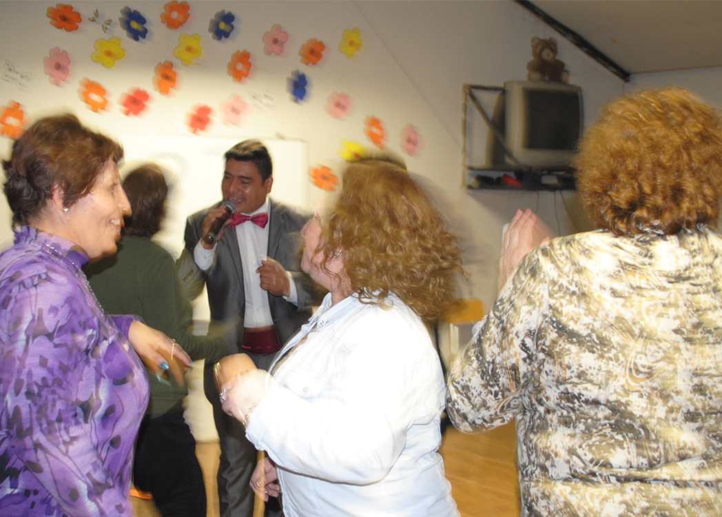 La presentación de Roberto Palacios Jr. desató el baile. | www.labatalla.cl