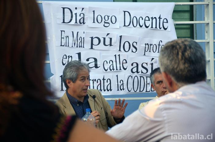 Mario Aguilar, miembro del directorio del Colegio de Profesores, respondió algunas de las inquietudes de lxs maestrxs, en la calle.