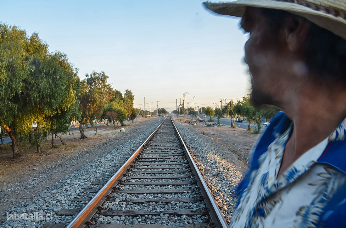Antes de llegar a la futura Estación Américo Vespucio (8+330PK) en donde habría un Paso Peatonal a través de la estación, se construirían un túnel peatonal “Los Aztecas” (9+014P.K) además de otra pasarela elevada (8+704P.K).