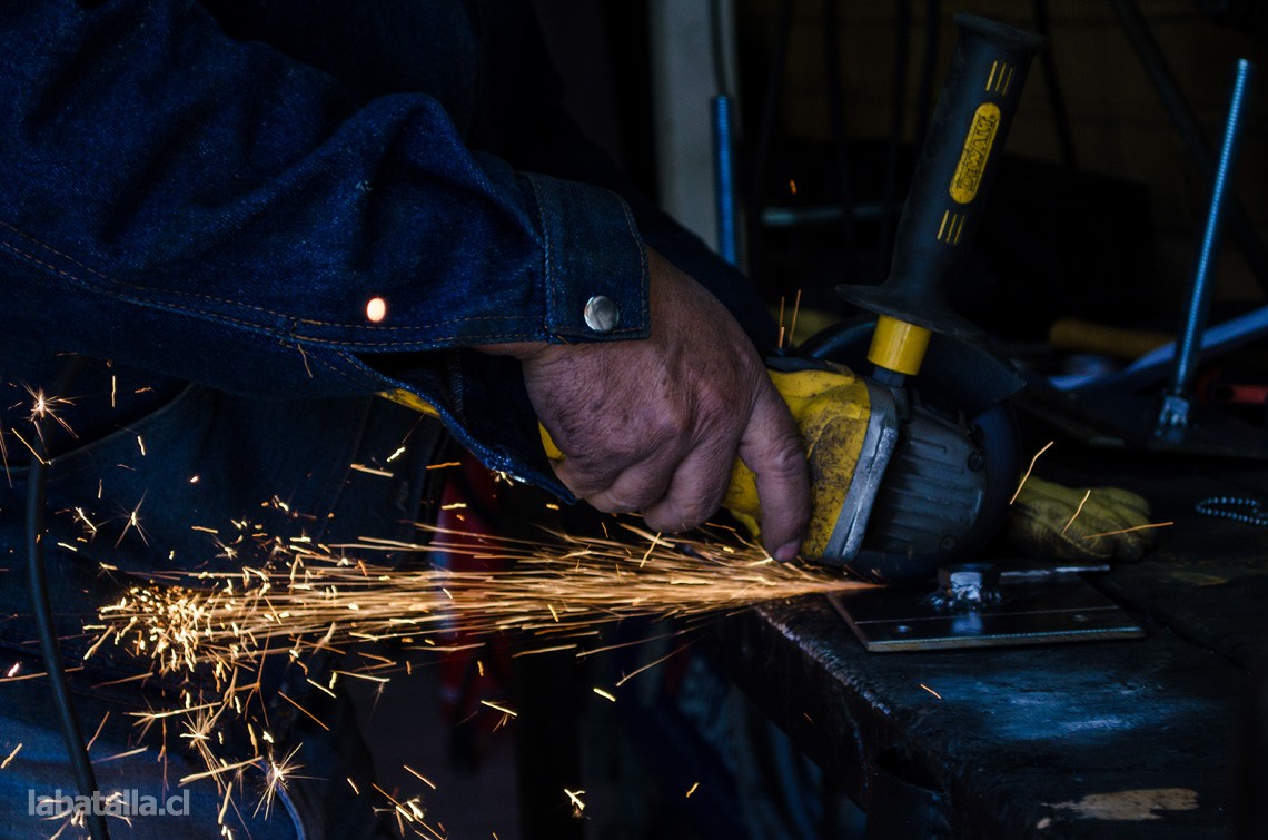 Rigoberto reclama el nulo apoyo que ha recibido de parte de la municipalidad, a pesar de ya a ver intentado pedir colaboración para hacer más conocido su trabajo, siendo que su principal objetivo es incentivar el arte en conjunto con la reutilización de materiales y el reciclaje. Pero en cambio pudieron financiar un par de esculturas en la Plaza de Maipú, que según dice no tienen sentido.