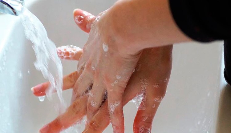 Lavarse las manos sigue siendo una defensa efectiva para evitar el contagio.